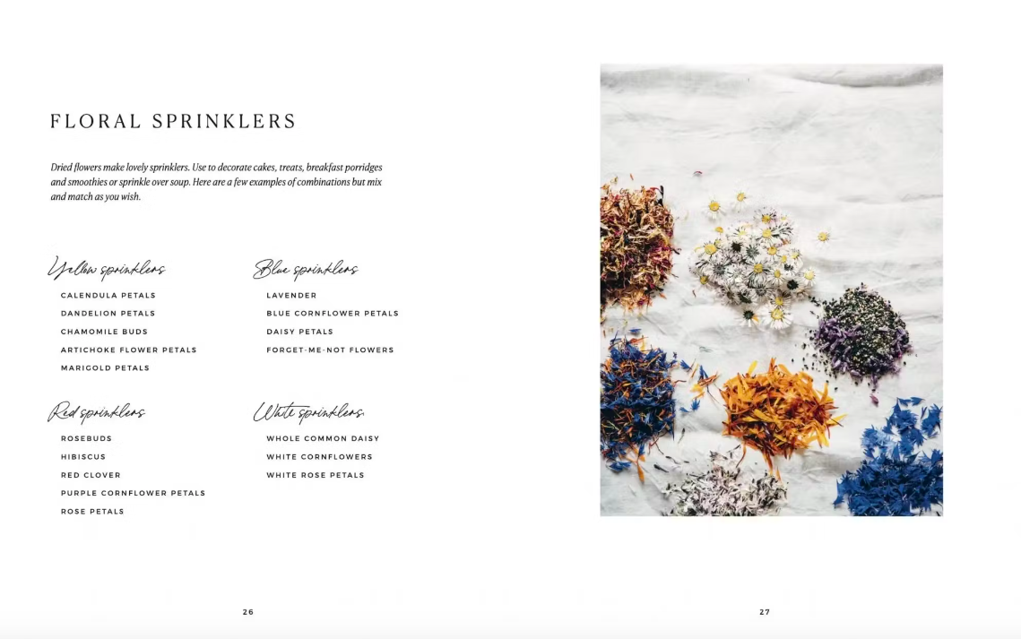 "Fleurs en Cuisine" est un livre de recettes publié par Cosy Publishing, spécialisé dans la création de livres de cuisine inspirants et conviviaux. Ce livre vous invite à découvrir une cuisine florale réconfortante qui évoque des moments chaleureux et des souvenirs doux.